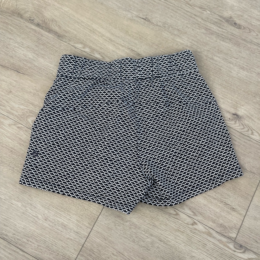 Lululemon On The Fly Short *2.5" Monochromic Black 4 - Picture 6 of 7